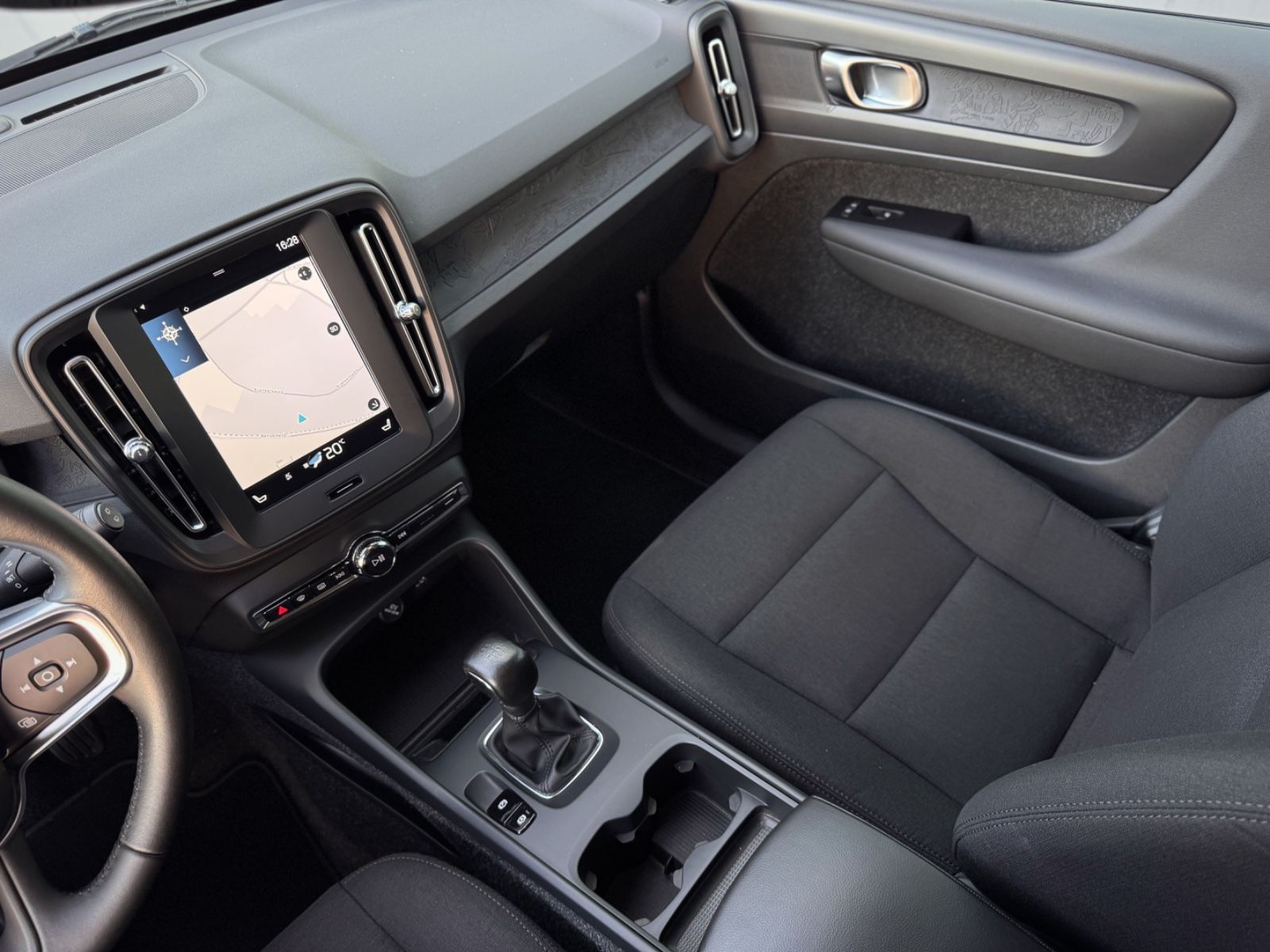 Fahrzeugabbildung Volvo XC40 1.5 T2 Momentum Core*NAVI|LED|CAM|SHZ|1.HD*