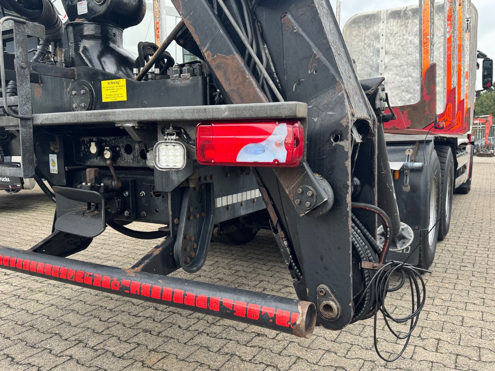 Fahrzeugabbildung MAN 33.500 TGX 6x4 Holztransporter Kran Loglift F115