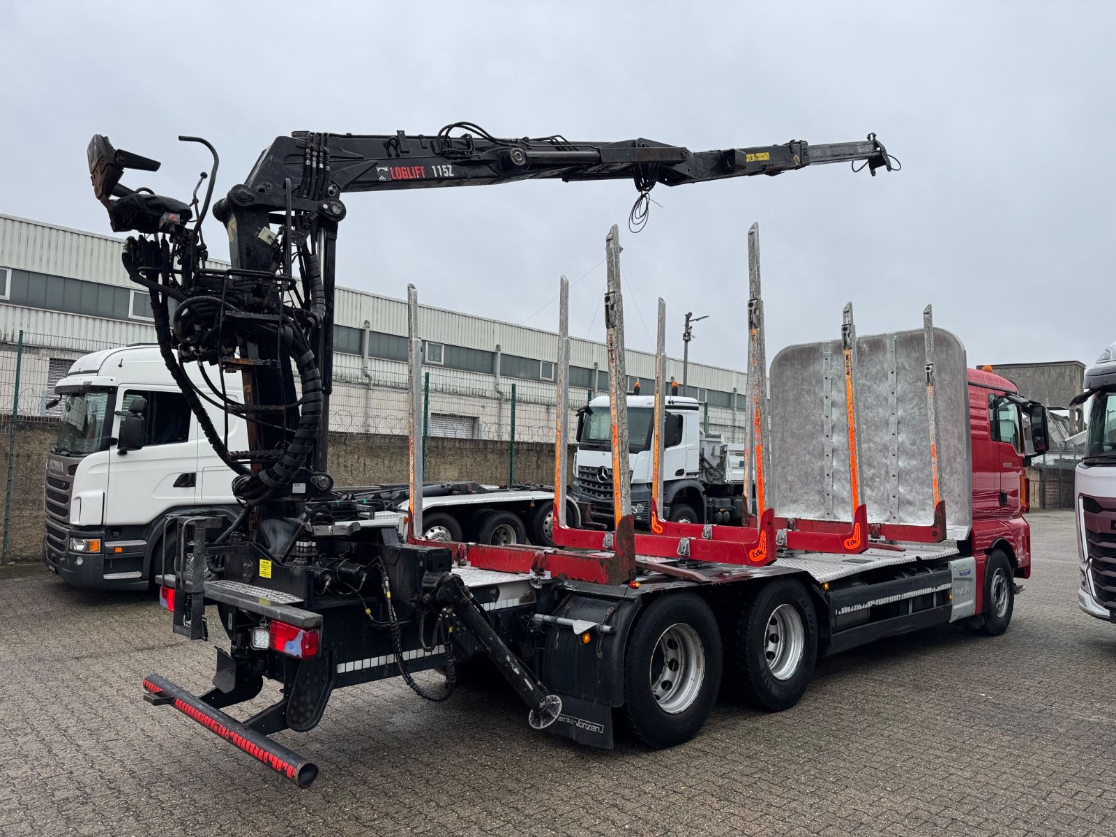 Fahrzeugabbildung MAN 33.500 TGX 6x4 Holztransporter Kran Loglift F115