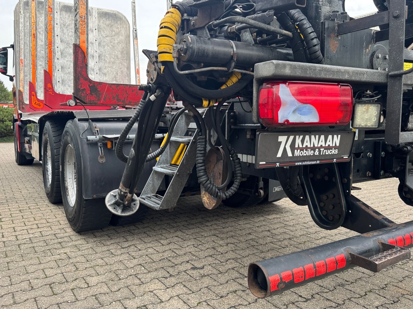 Fahrzeugabbildung MAN 33.500 TGX 6x4 Holztransporter Kran Loglift F115