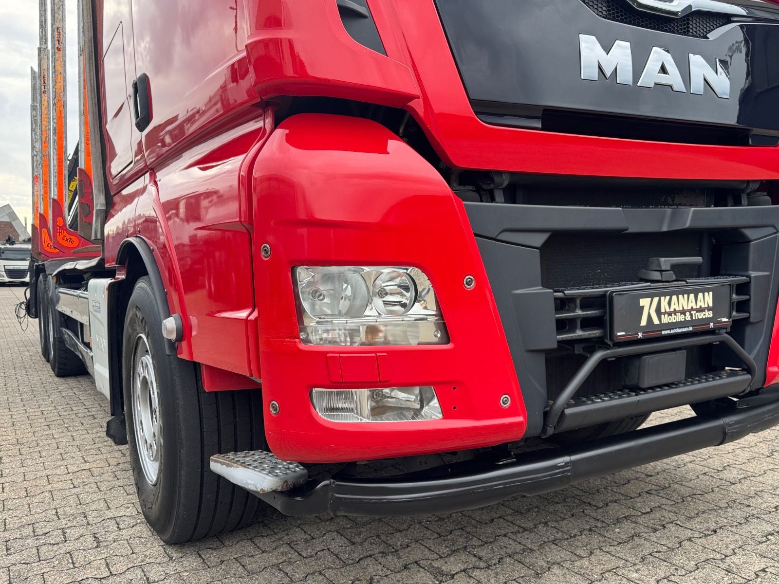 Fahrzeugabbildung MAN 33.500 TGX 6x4 Holztransporter Kran Loglift F115