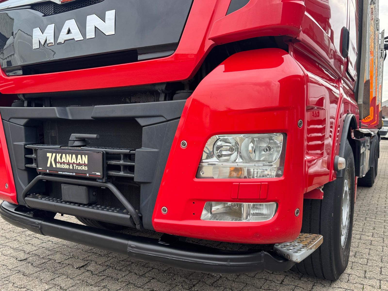 Fahrzeugabbildung MAN 33.500 TGX 6x4 Holztransporter Kran Loglift F115