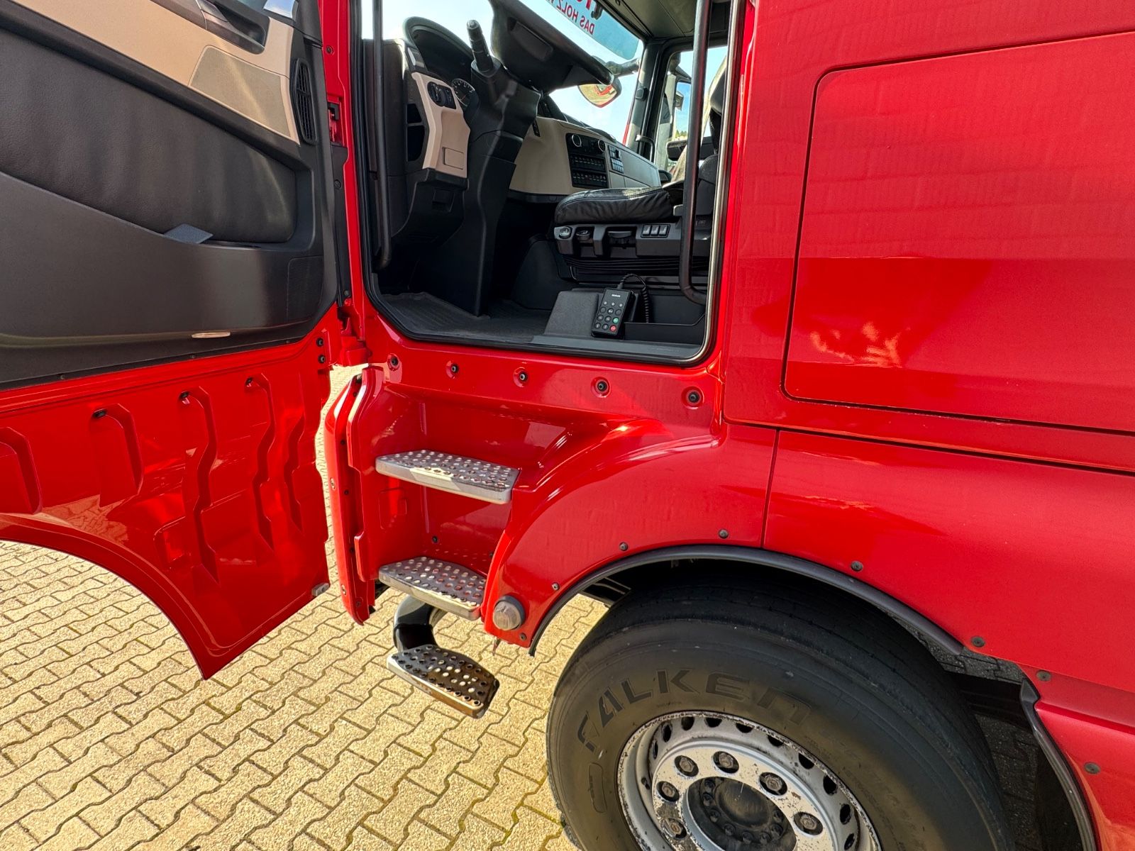 Fahrzeugabbildung MAN 33.500 TGX 6x4 Holztransporter Kran Loglift F115