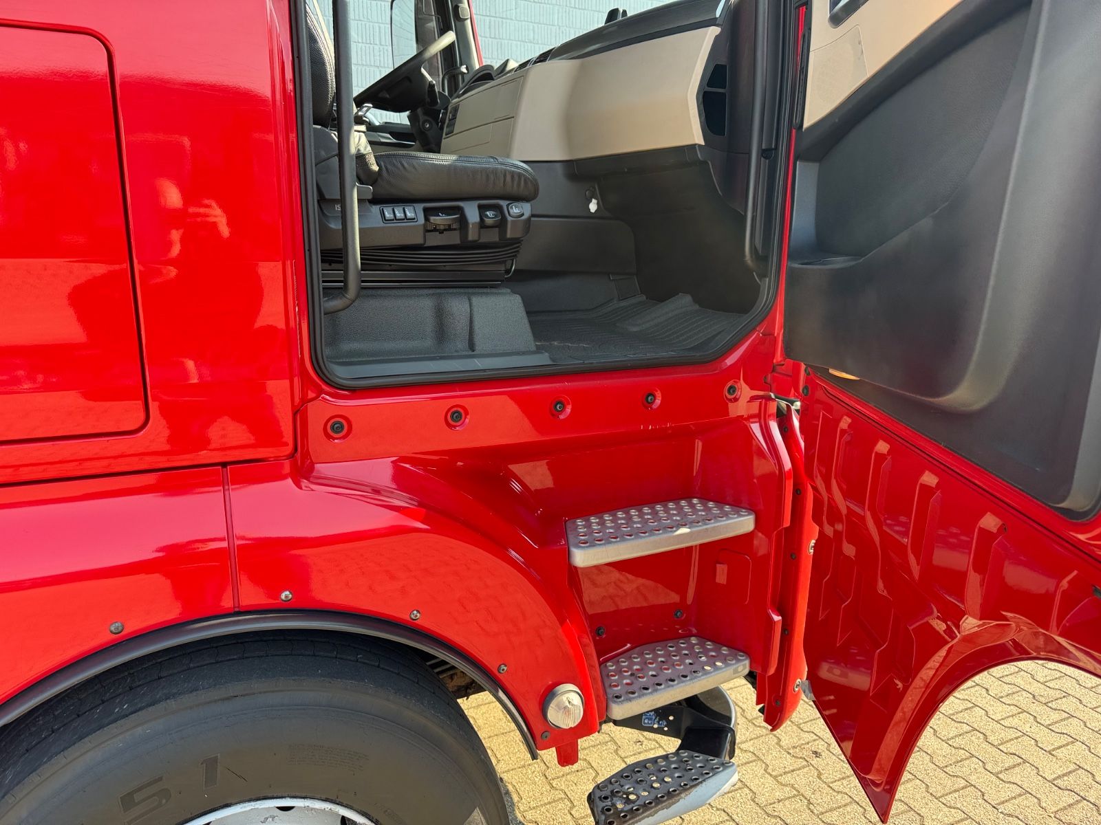 Fahrzeugabbildung MAN 33.500 TGX 6x4 Holztransporter Kran Loglift F115