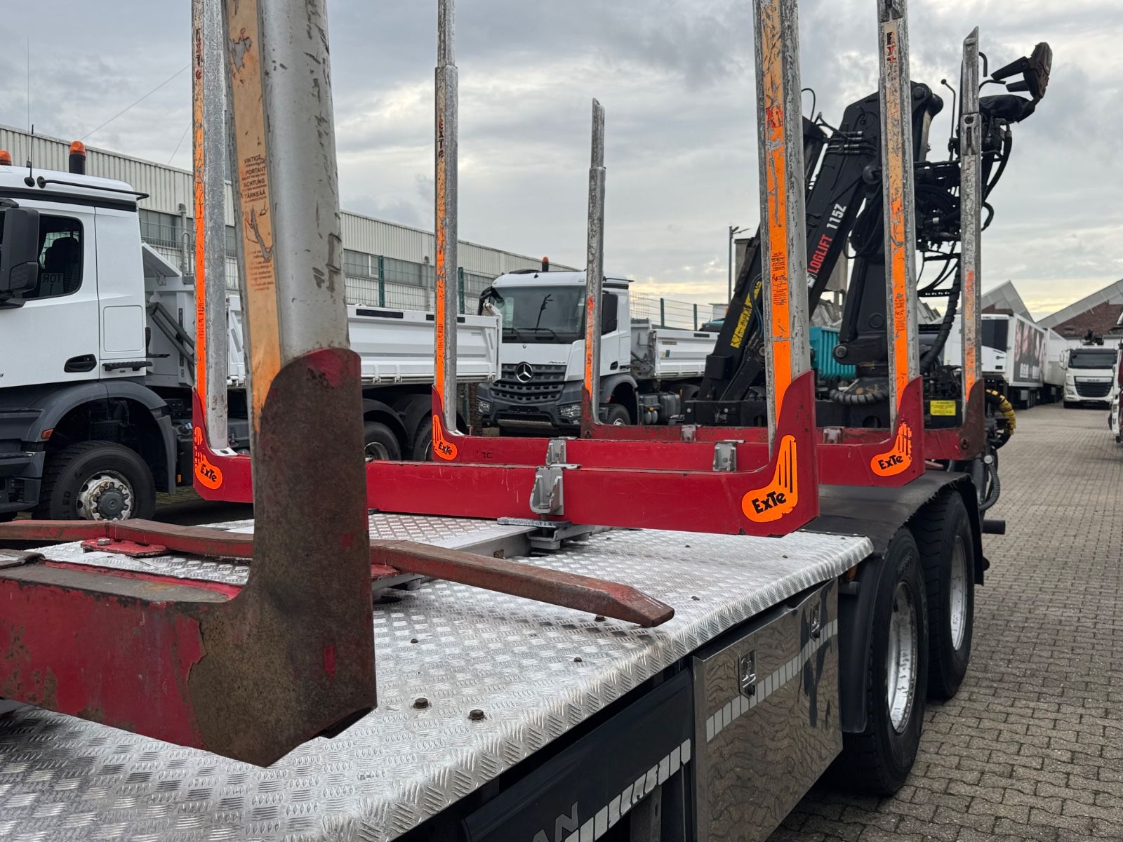 Fahrzeugabbildung MAN 33.500 TGX 6x4 Holztransporter Kran Loglift F115