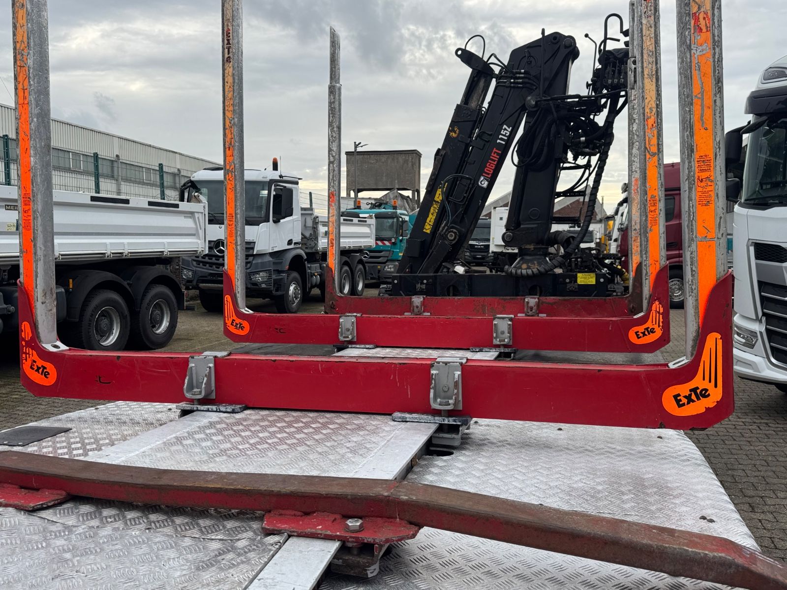 Fahrzeugabbildung MAN 33.500 TGX 6x4 Holztransporter Kran Loglift F115