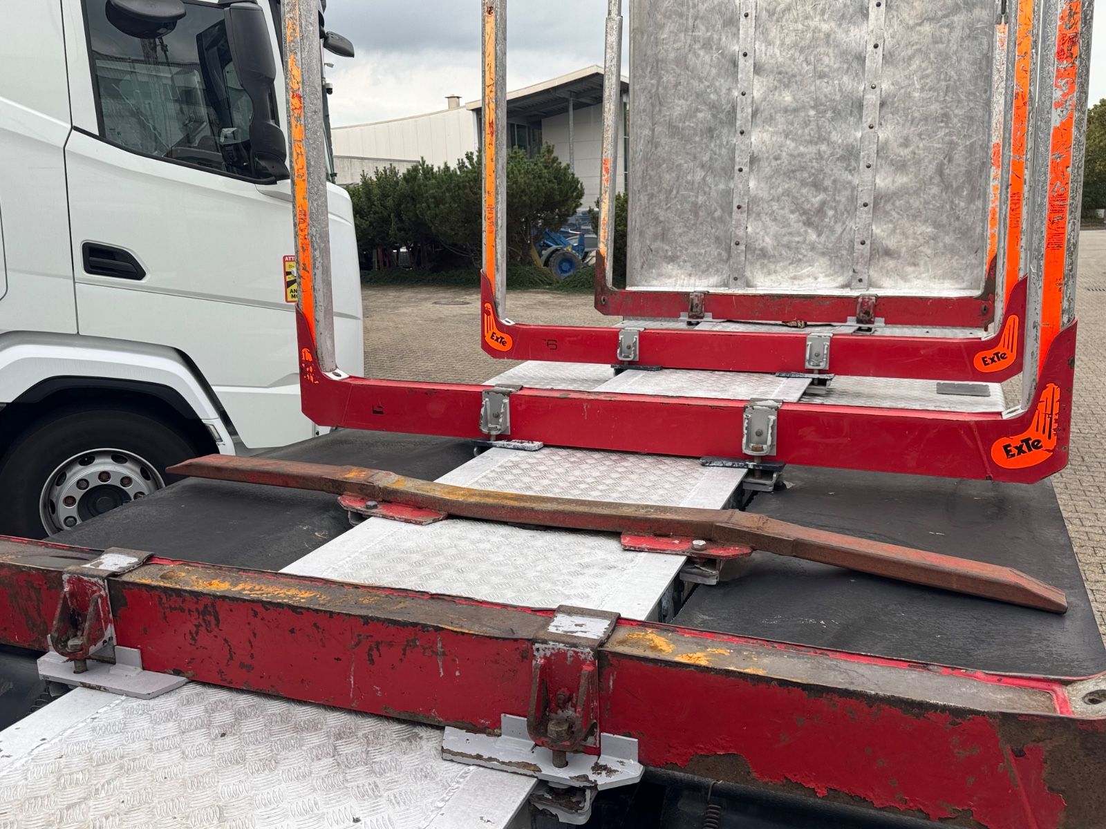 Fahrzeugabbildung MAN 33.500 TGX 6x4 Holztransporter Kran Loglift F115