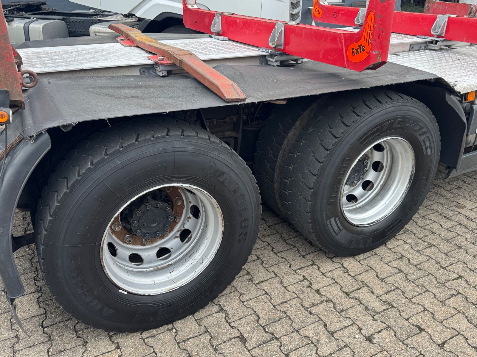 Fahrzeugabbildung MAN 33.500 TGX 6x4 Holztransporter Kran Loglift F115