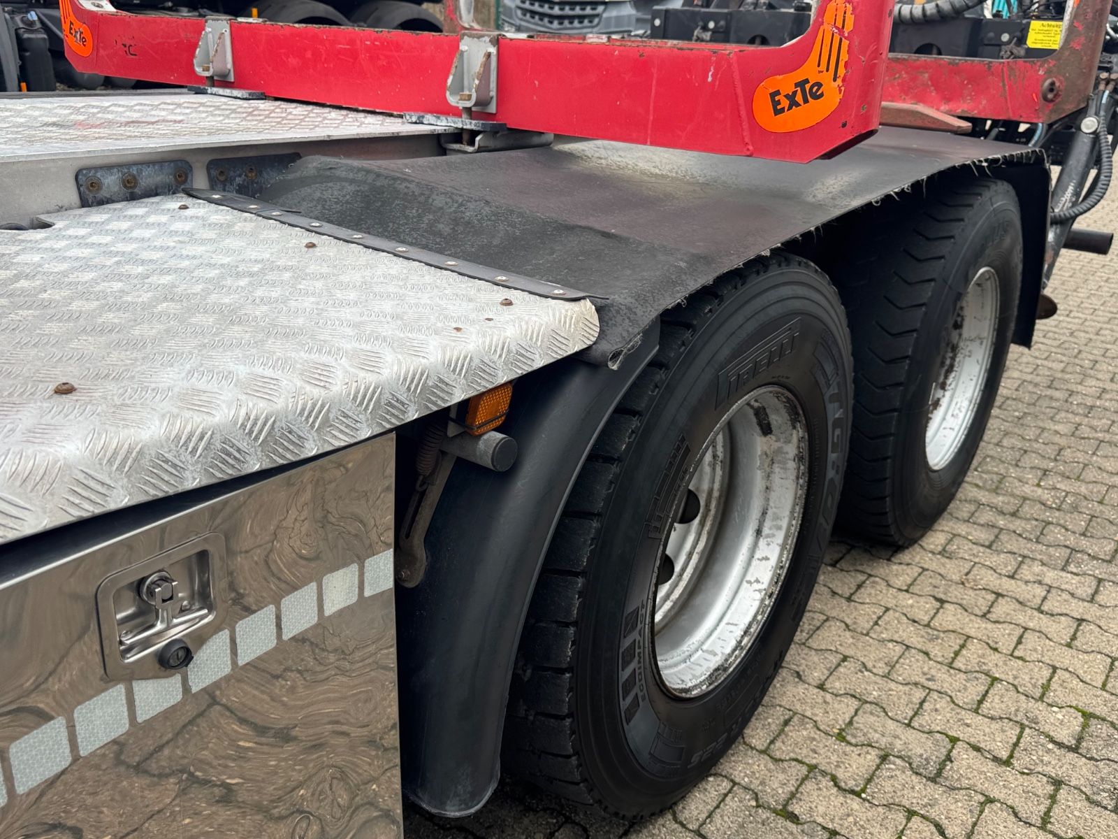 Fahrzeugabbildung MAN 33.500 TGX 6x4 Holztransporter Kran Loglift F115