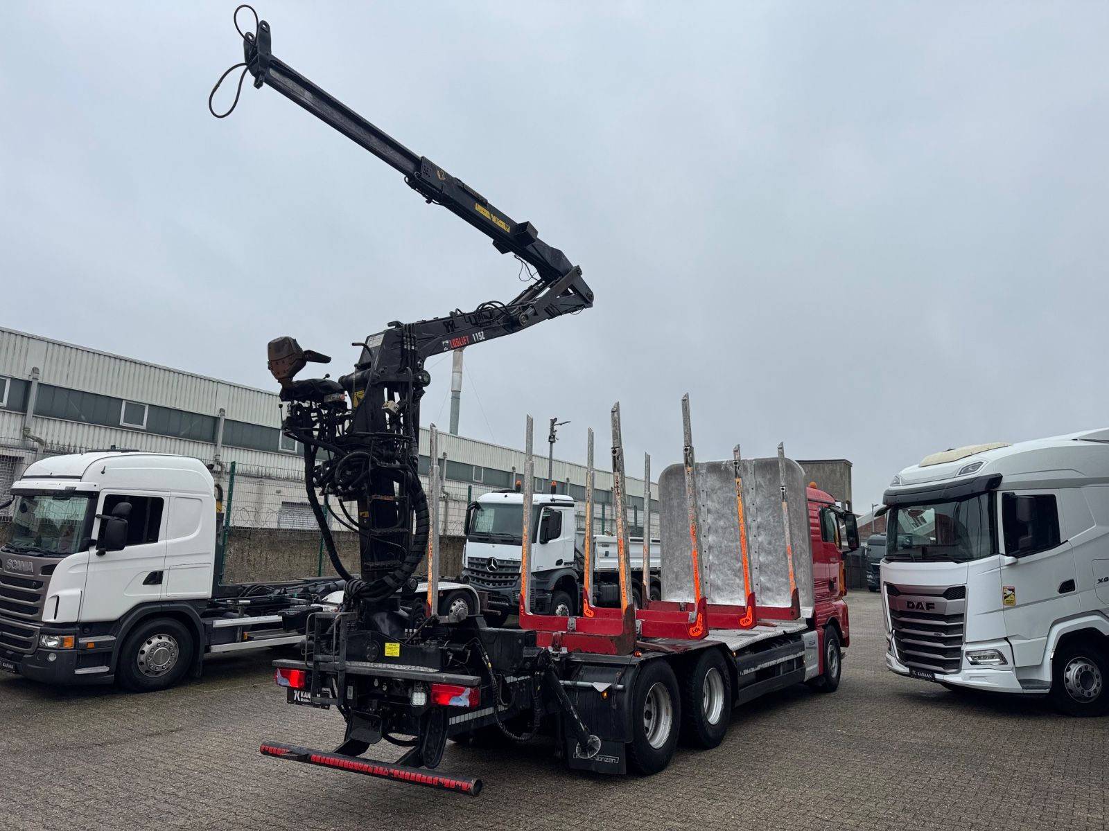 Fahrzeugabbildung MAN 33.500 TGX 6x4 Holztransporter Kran Loglift F115