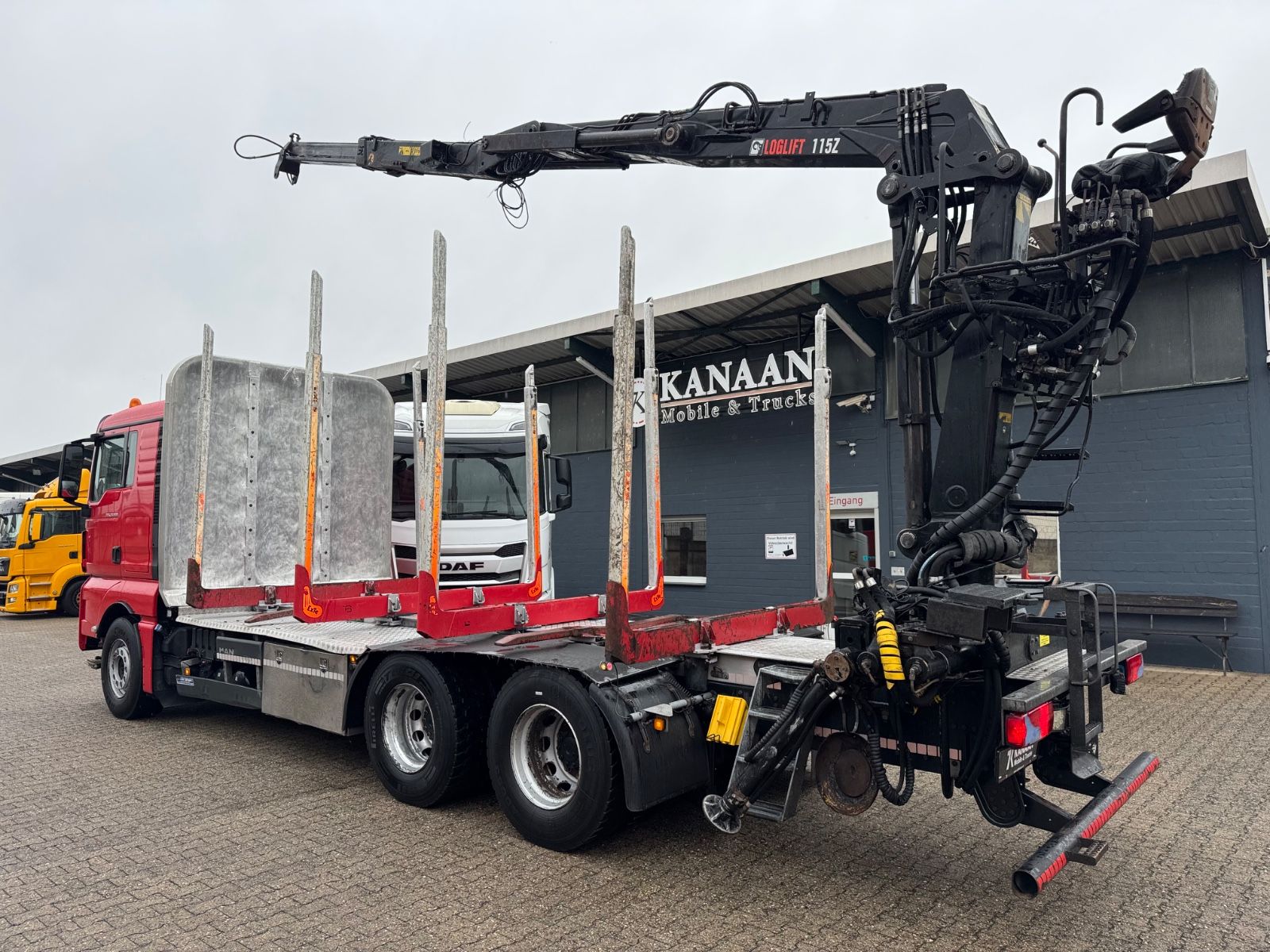 Fahrzeugabbildung MAN 33.500 TGX 6x4 Holztransporter Kran Loglift F115