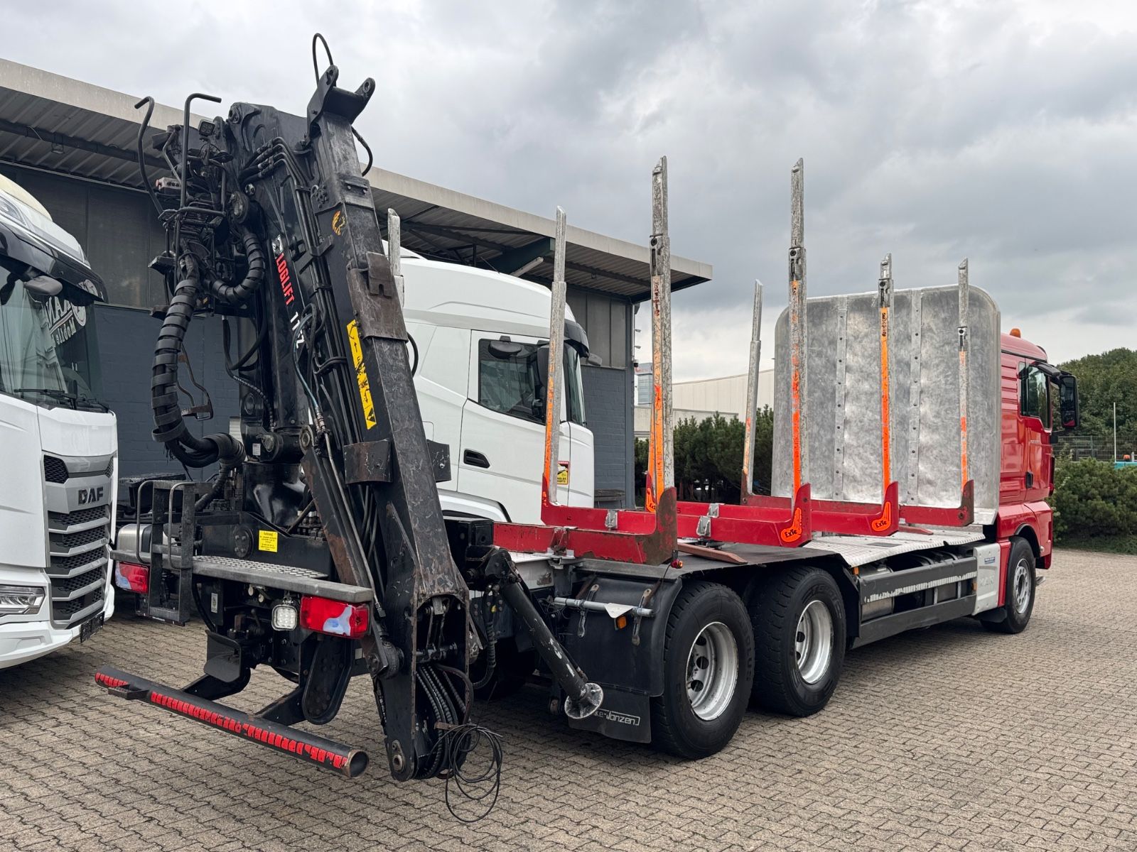 Fahrzeugabbildung MAN 33.500 TGX 6x4 Holztransporter Kran Loglift F115