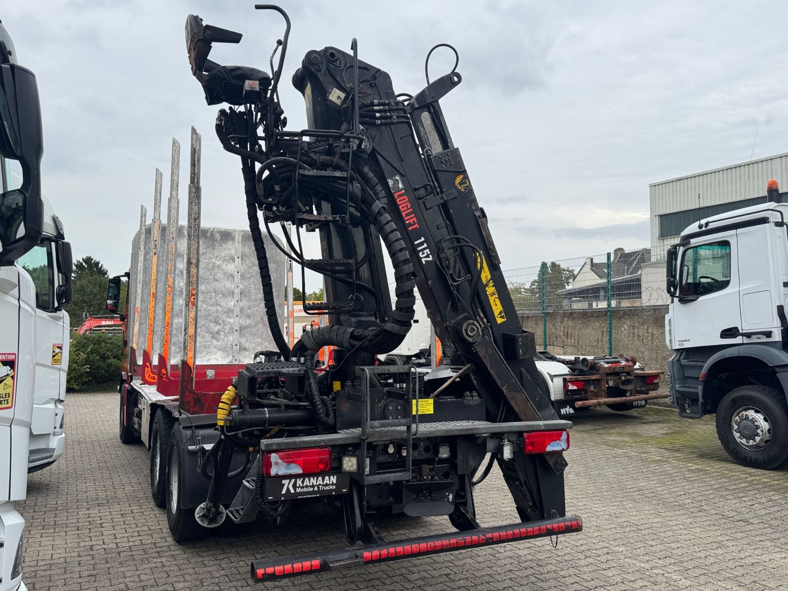 Fahrzeugabbildung MAN 33.500 TGX 6x4 Holztransporter Kran Loglift F115