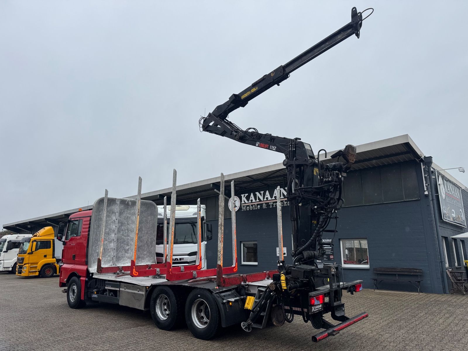 Fahrzeugabbildung MAN 33.500 TGX 6x4 Holztransporter Kran Loglift F115