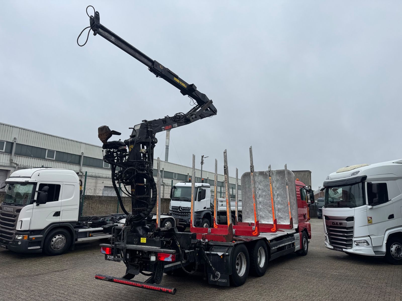 Fahrzeugabbildung MAN 33.500 TGX 6x4 Holztransporter Kran Loglift F115