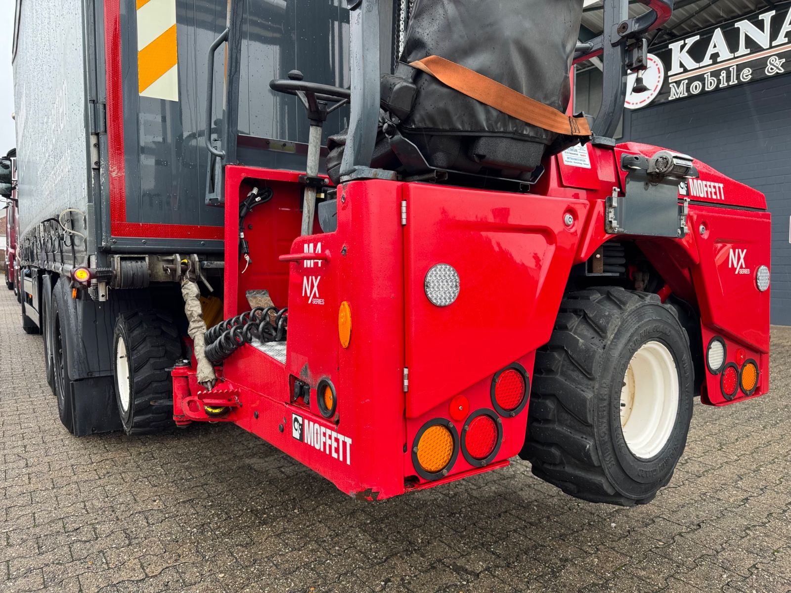 Fahrzeugabbildung MAN 26.470 XXL TGX  Mitnahmestapler Moffett M4 NX