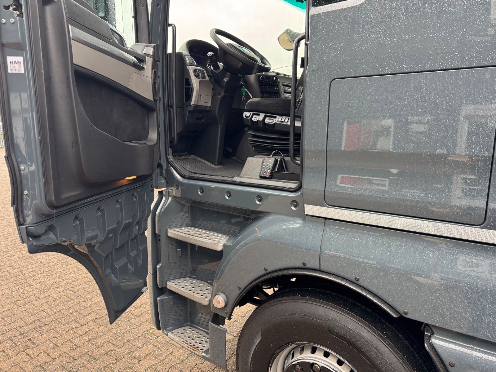 Fahrzeugabbildung MAN 26.470 XXL TGX  Mitnahmestapler Moffett M4 NX