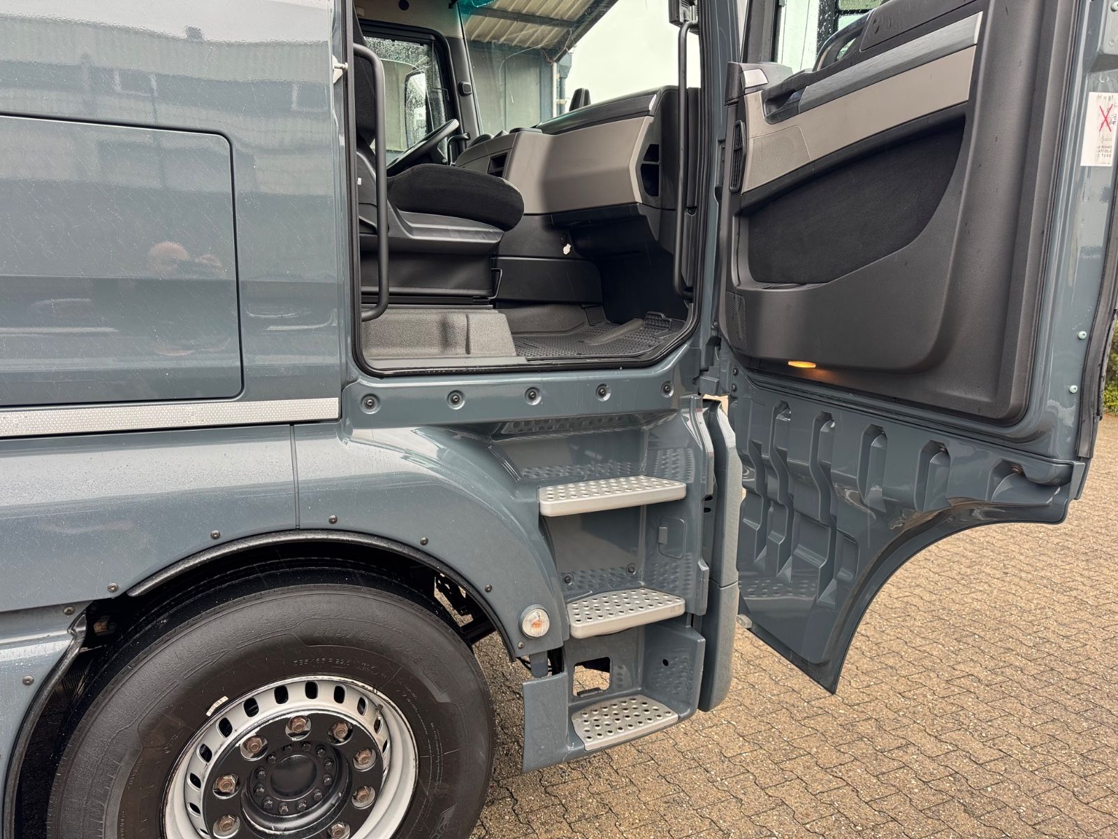 Fahrzeugabbildung MAN 26.470 XXL TGX  Mitnahmestapler Moffett M4 NX