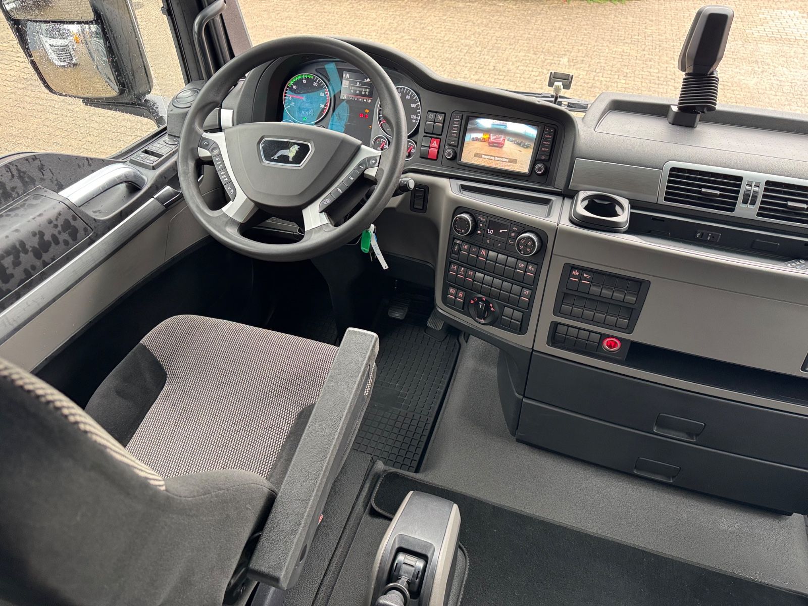 Fahrzeugabbildung MAN 26.470 XXL TGX  Mitnahmestapler Moffett M4 NX