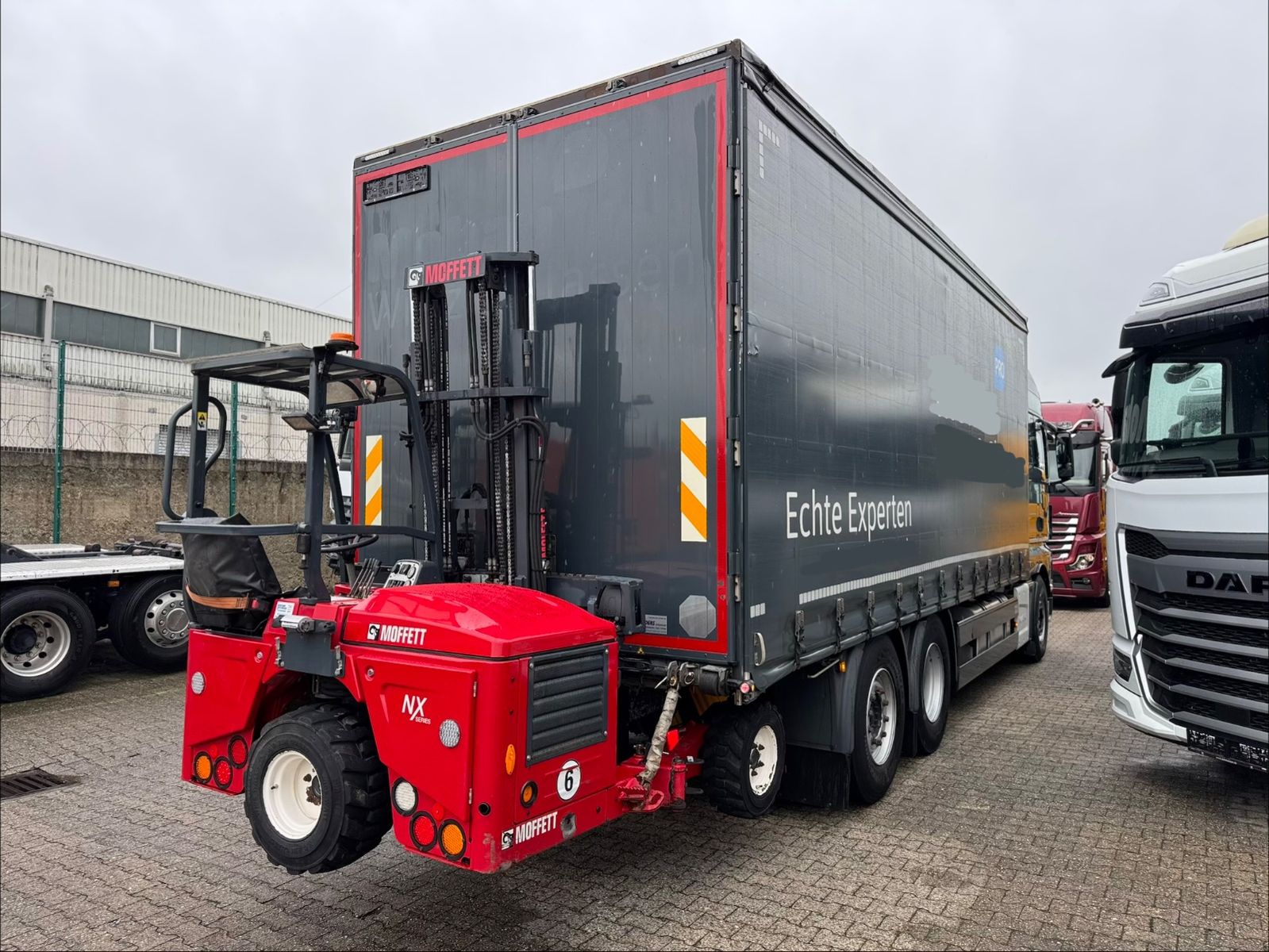 Fahrzeugabbildung MAN 26.470 XXL TGX  Mitnahmestapler Moffett M4 NX