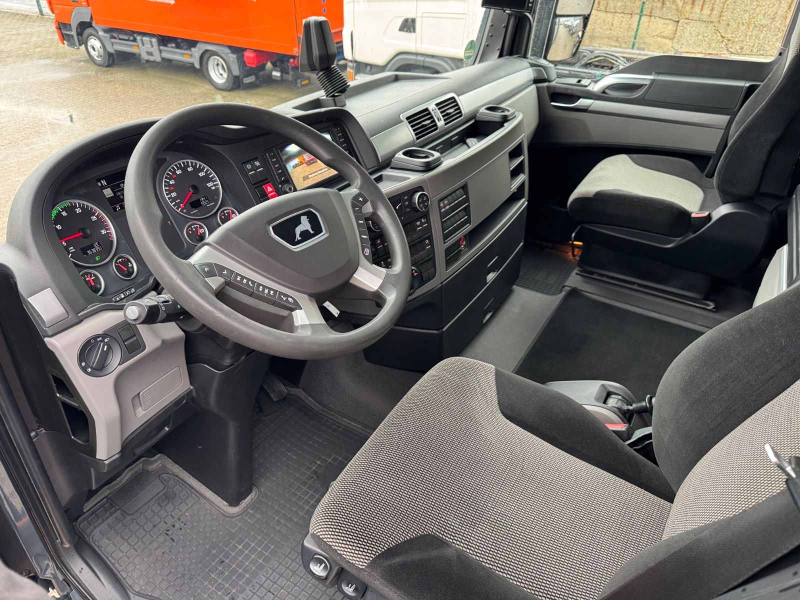 Fahrzeugabbildung MAN 26.470 XXL TGX  Mitnahmestapler Moffett M4 NX