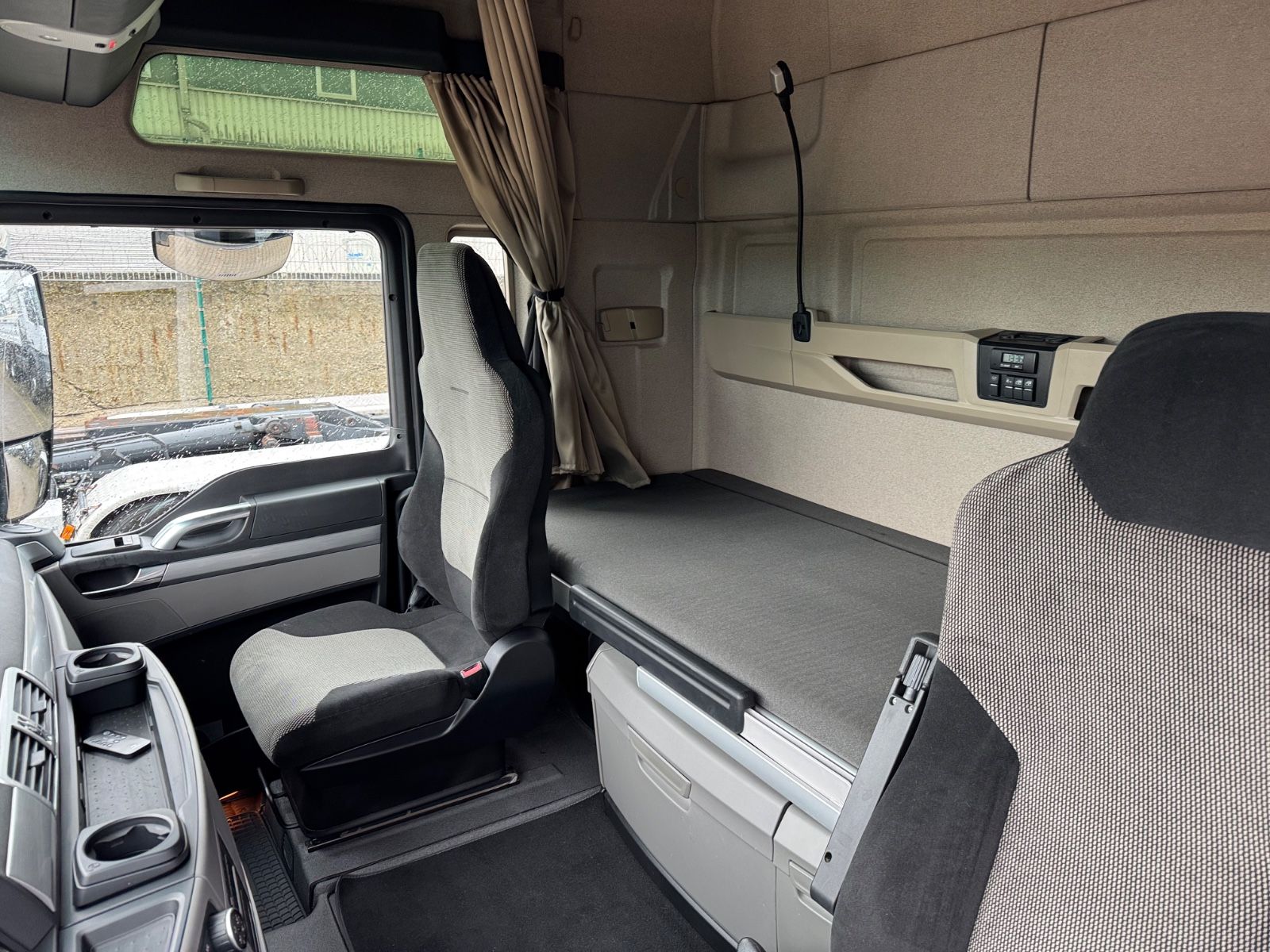 Fahrzeugabbildung MAN 26.470 XXL TGX  Mitnahmestapler Moffett M4 NX