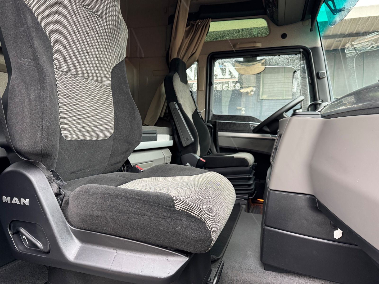 Fahrzeugabbildung MAN 26.470 XXL TGX  Mitnahmestapler Moffett M4 NX