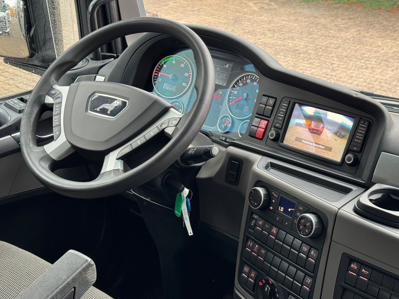 Fahrzeugabbildung MAN 26.470 XXL TGX  Mitnahmestapler Moffett M4 NX