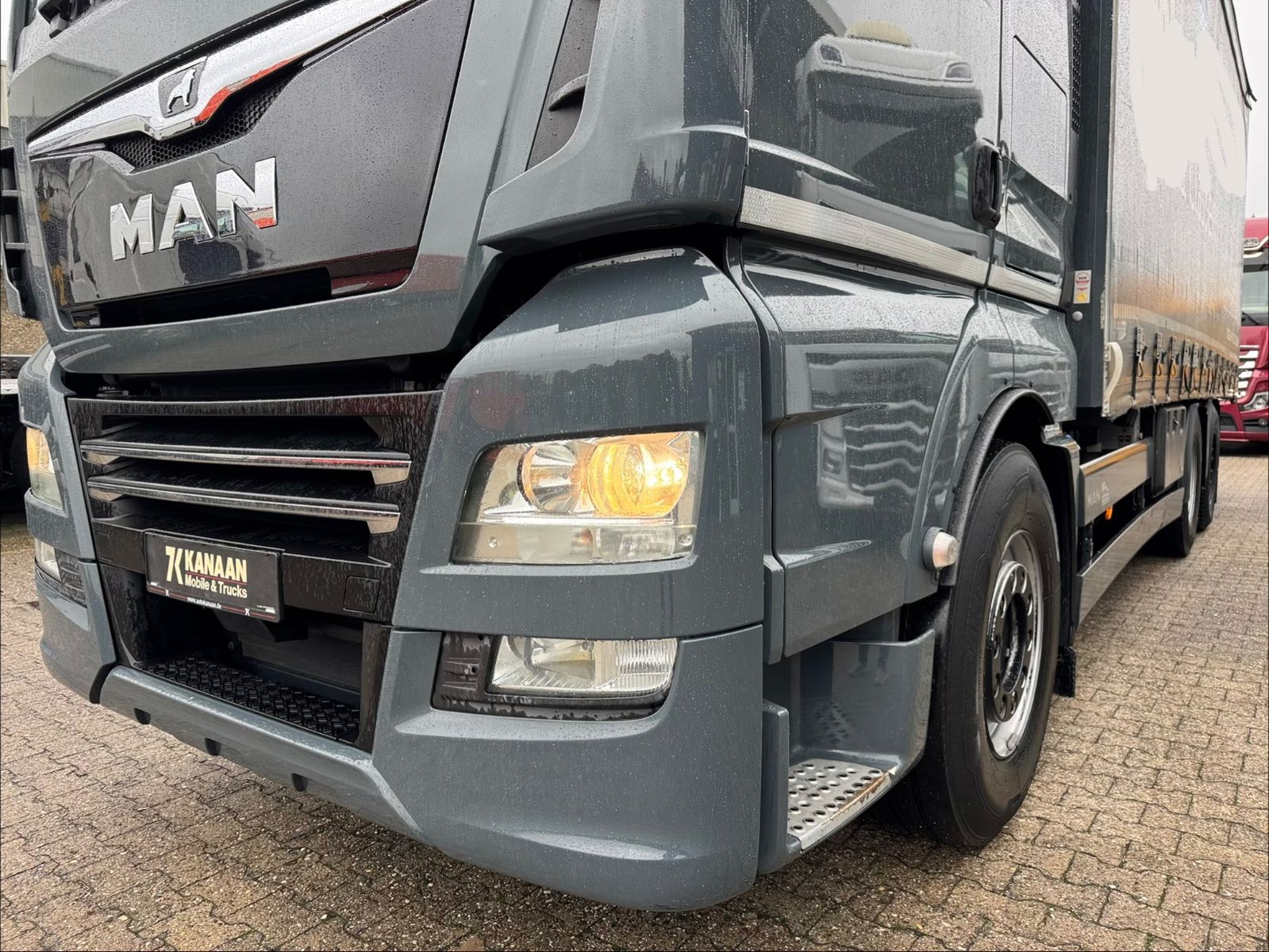 Fahrzeugabbildung MAN 26.470 XXL TGX  Mitnahmestapler Moffett M4 NX