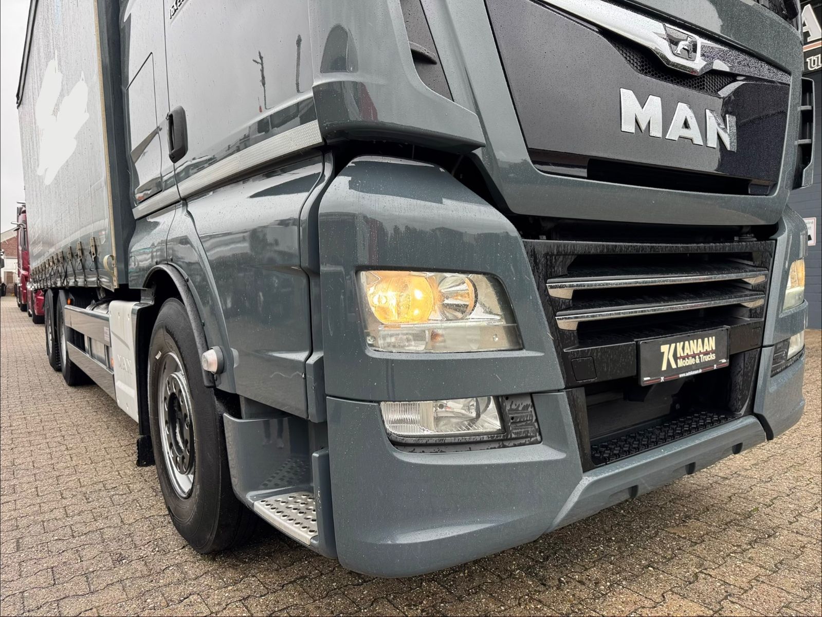 Fahrzeugabbildung MAN 26.470 XXL TGX  Mitnahmestapler Moffett M4 NX