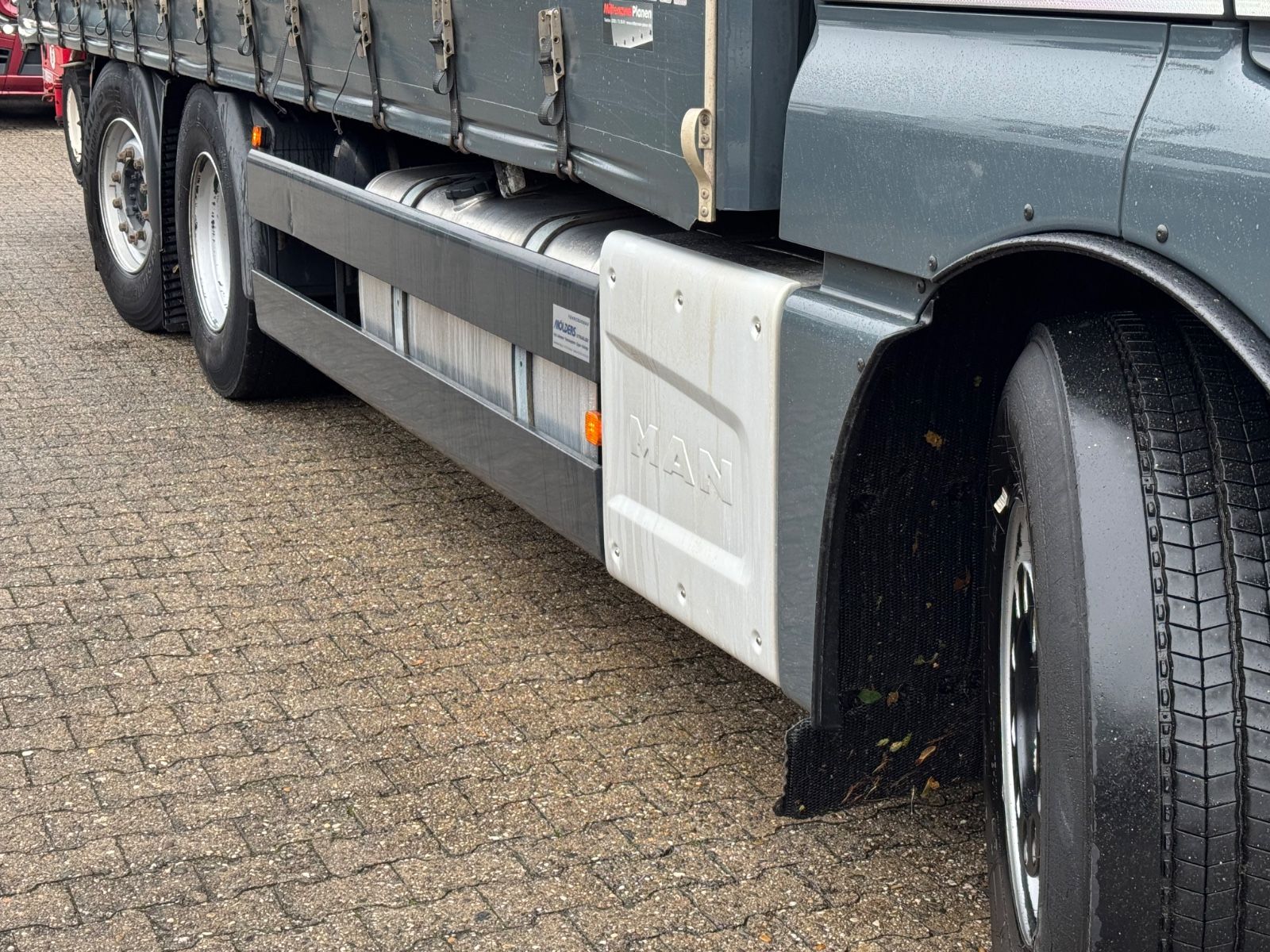 Fahrzeugabbildung MAN 26.470 XXL TGX  Mitnahmestapler Moffett M4 NX